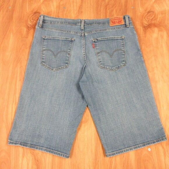 LEVI'S Classic Bermuda Denim Jean SHORTS Womens Size 32 Capri Skimmer Light Wash - Picture 1 of 13